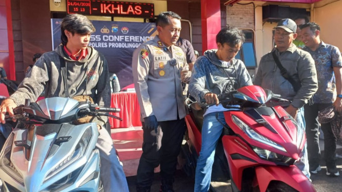 Kapolres menyerahkan kembali motor curian hasil pengungkapan kasus