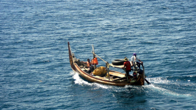 Ilustrasi penggunaan BBM pada nelayan di laut.