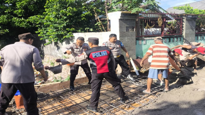 Jajaran Polsek Wogsorejo, Pemdes Bajulmati & Warga Perbaiki Jembatan Rusak