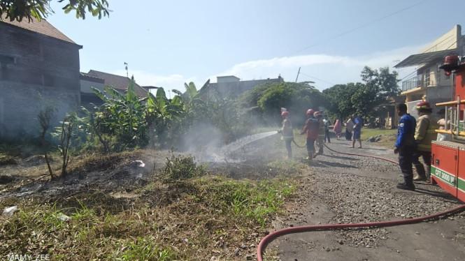 Petugas lakukan pemadaman api yang membakar lahan