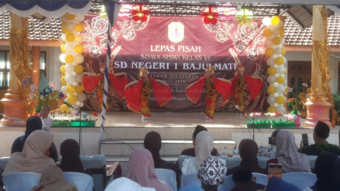 Penampilan tari gandrung siswa SDN 1 Bajulmati, Wongsorejo, Banyuwangi, Jawa Timur