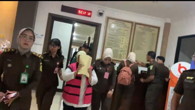 Kejaksaan menggiring tersangka RA