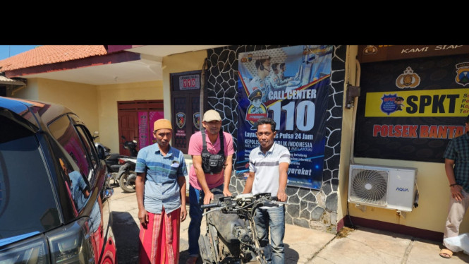 Penyerahan motor kepada keluarga korban