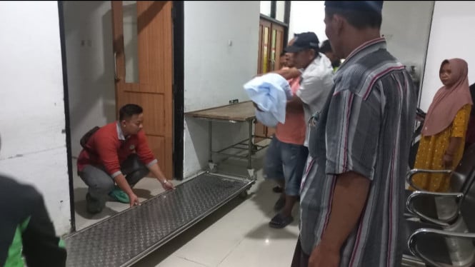 Jenazah dibawa pulang usai dilakukan pemeriksaan