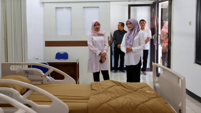 Bupati Banyuwangi Ipuk Fiestiandani (Kiri)