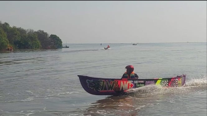 Nelayan di Probolinggo Adu Cepat Lomba Balap Perahu Fiber