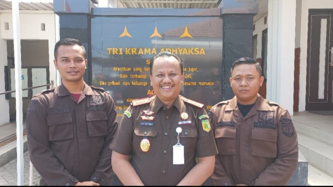 Kajari Lilik Setiyawan (tengah) bersama personel Kamdal