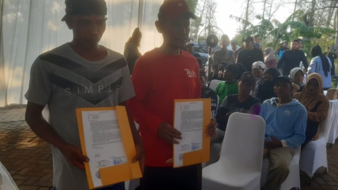 Perwakilan Warga Desa Alasbuluh Mendapatkan Salinan Surat Pernyataan Pengakuan Hak