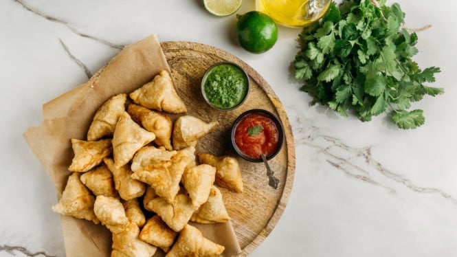 Mini crispy wonton dengan cocolan saus bangkok