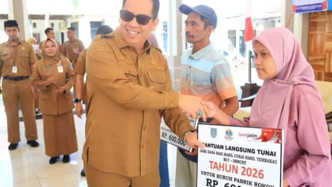 Aminuddin, Wali Kota Probolinggo serahkan bantuan BLT DBHCHT secara simbolis kepada warga.