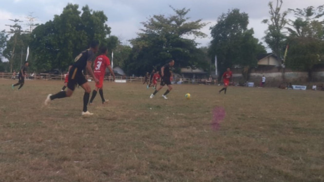 Hariono Kripik, pemain tim Ababil FC Sidowangi (hitam)