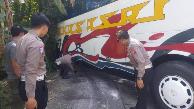 Polisi Lakukan Olah TKP kecelakaan lalu lintas di Jalan Raya Lumajang.