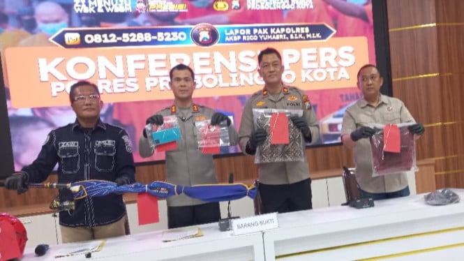 Polisi menunjukkan barang bukti