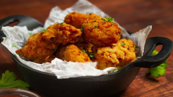 Ayam goreng bawang merah dengan saus cocolan pedas