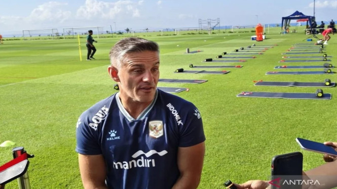 John Herdman saat diwawancarai awak media di sela latihan jelang Piala AFF 2026