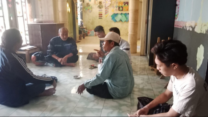 Petugas saat mengamankan tersangka