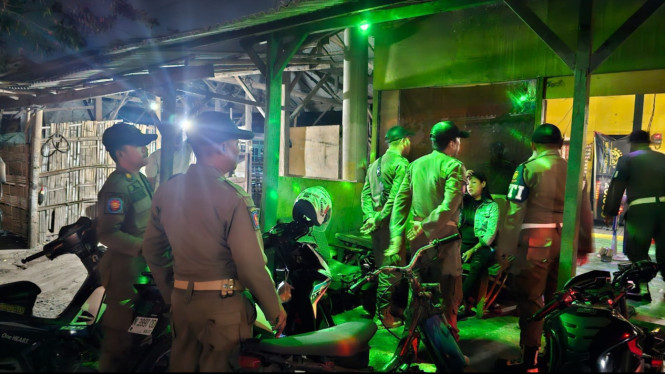 Satpol PP mendatangi salah satu lokasi yang menjadi sasaran operasi