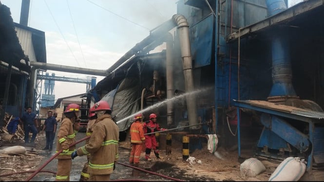 Damkar Kota saat menangani kasus kebakaran