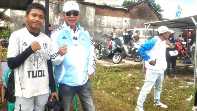 Ketua Askab PSSI Banyuwangi, Michael Edy Hariyanto Bersama Dastant Goal Keeper DU U13