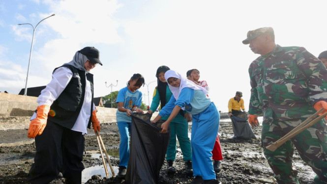 Ribuan Peserta Gotong Royong Bersihkan Pantai Ancol Plengsengan