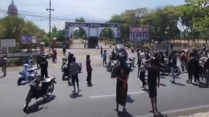 Massa memblokir jalur pantura di depan Kolatmar Grati
