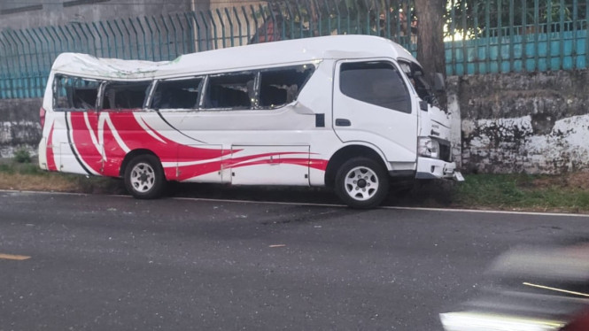 Travel tabrak truk parkir tewaskan 1 orang pengemudi