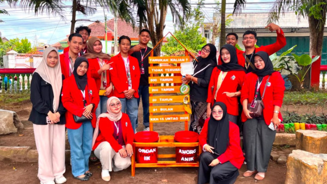 KKN 15 Untag Banyuwangi Perkuat Kesadaran Masyarakat Jaga Kebersihan Lewat Plang Edukasi