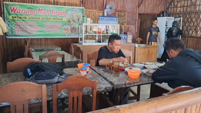 Pelanggan sedang menikmati lodeh koro pedas di Warung Mak Tinah