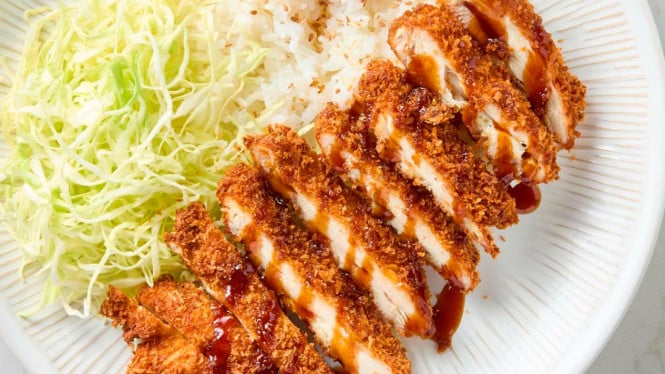Ayam katsu dengan saus tonkatsu