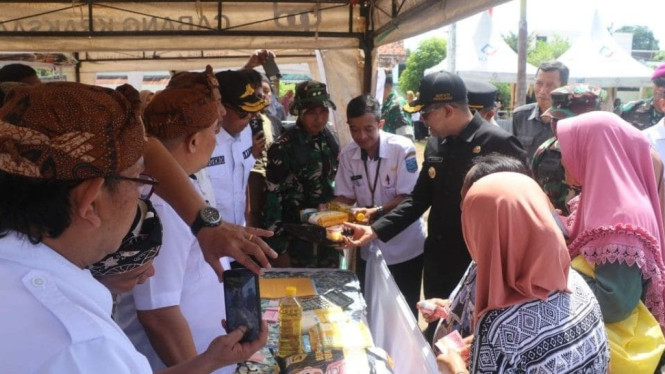 Bupati Probolinggo, Mohammad Haris tinjau produk UMKM Probolinggo