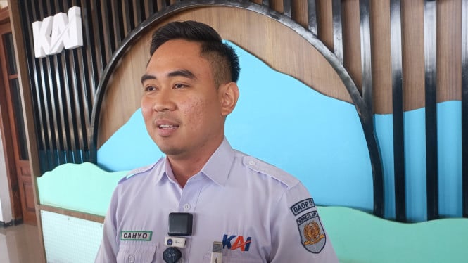 Humas KAI Daop 9 Jember Cahyo Widiantoro saat menjelaskan rencana perbaikan rel di perlintasan Jorongan dan Malasan