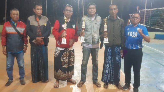 Pemberian hadiah pemenang tournamen bola voli Pemdes Alasrejo, Wongsorejo, Banyuwangi