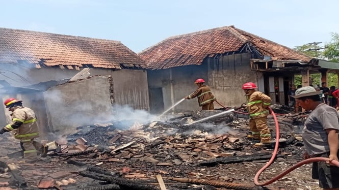 Kandang sapi milik warga di Desa Sumberbendo terbakar hingga menewaskan dua ekor sapi dan melukai satu lainnya.