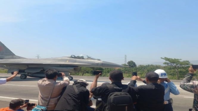 Pemandangan Tak Biasa di Tol Paspro, Pesawat Tempur TNI AU Jadi ...