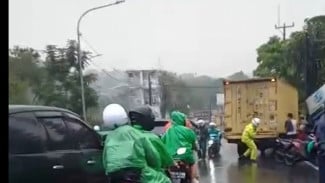 Truk Boks Alami Rem Blong Saat One Way di Puncak, Tabrak Pemotor dan Pembatas Jalan