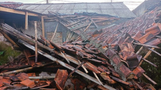 Diterpa Hujan dan Angin Kencang, Atap Dapur dan Kamar Mandi Milik Ukar Ambruk