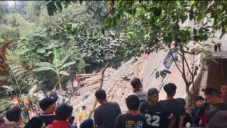 BREAKING NEWS!Tragedi di Ciomas: Majelis Ambruk ke Jurang, Puluhan Warga Tertimbun