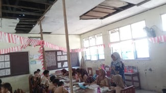 Atap Nyaris Ambruk, Ruang Kelas SDN Cipinang 02 Rumpin Disanggah Bambu