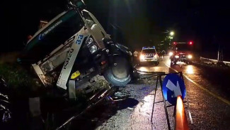 Truk Terguling di Tanjakan Cibokor, Pedagang Roti Keliling Jadi Korban.