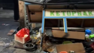 Miris! Hanya Karena Uang Rp3.000, Seorang Pria di Depok Aniaya Pedagang Ketoprak dan Hancurkan Gerobak