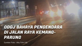 Wanita Diduga ODGJ Bahaya Pengendara di Jalan Raya Kemang–Parung