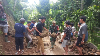 Jalan di Nanggung Tertutup Longsor, Koramil dan Warga Gerak Cepat Gotong Royong