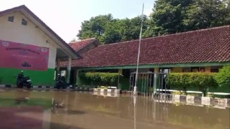 SDN Cogreg 02 Parung Terendam Banjir, Ratusan Siswa Terpaksa Belajar Daring