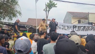 Di Demo Ratusan Warga, Kades Bojong Kulur Dinonaktifkan