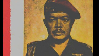 ILMU KEBAL LETNAN KOMARUDIN Letnan Komarudin atau yang memiliki nama asli Eli Yakim Teniwut, adalah salah satu prajurit