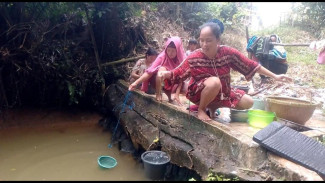 Satu Bulan Krisis Air Bersih, Warga Desa Tapos Tenjo Terpaksa Gunakan Air Kubangan