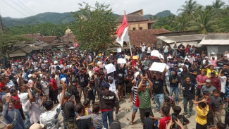 Warga Gelar Aksi Penolakan Penutupan Sementara Kegiatan Produksi Tambang