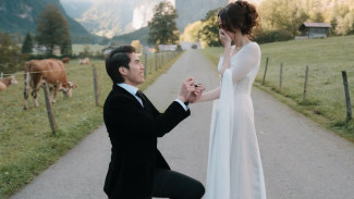 Resmi Dilamar! Syifa Hadju Nangis Bahagia Saat El Rumi Berlutut di Pegunungan Swiss