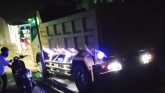 Panik Dikejar Warga, Pencuri Truk di Rumpin Tabrakkan Mobil Curian ke Rumah Warga