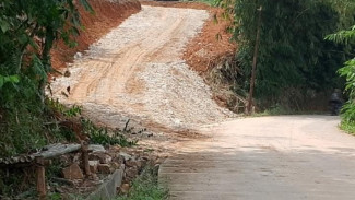 U-Ditch di Jalan Ngasuh–Cileuksa Rusak, Diduga Diurug Oknum untuk Akses Proyek